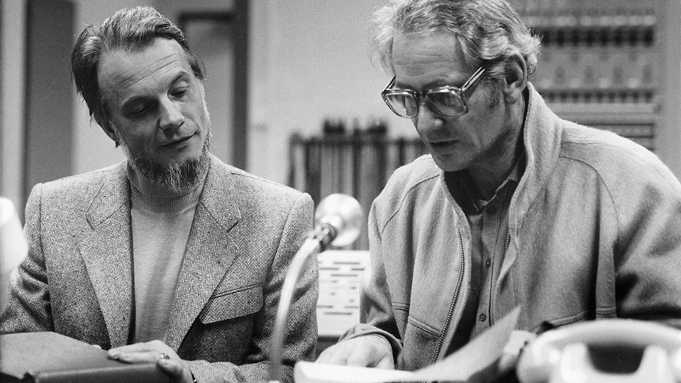 Ekkehard Saß (r.) mit Regisseur Hans Rosenhauer vor dem Mikrofon, Mitte der 1970er Jahre | © Saß
