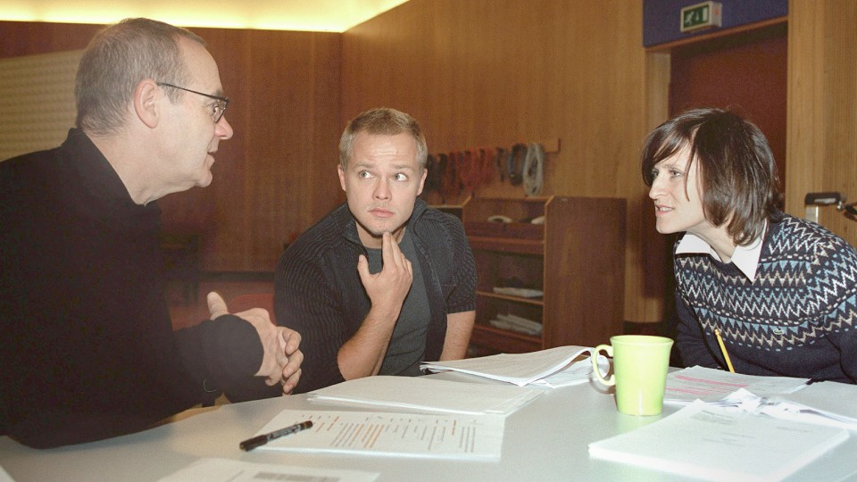 Von links: Walter Adler (Regisseur), Matthias Köberlin als Kurt Cobain, Sophie Rois als Courtney Love | © SWR/Alexander Kluge