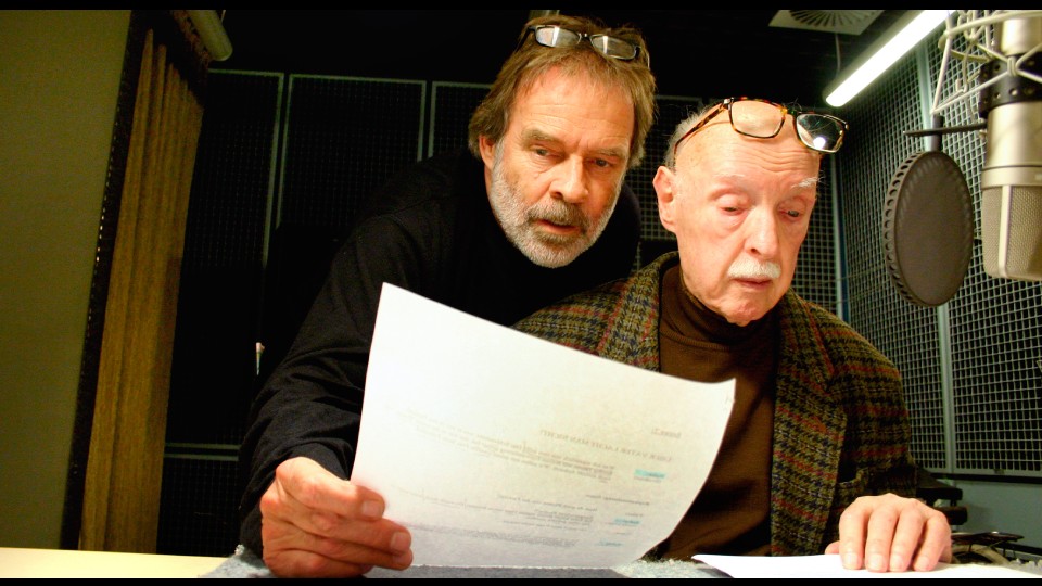 Thomas Fritsch (links) in der Rolle des Dan, Manfred Steffen (rechts) in der Rolle von dessen Vater Abba | © WDR/Sibylle Anneck