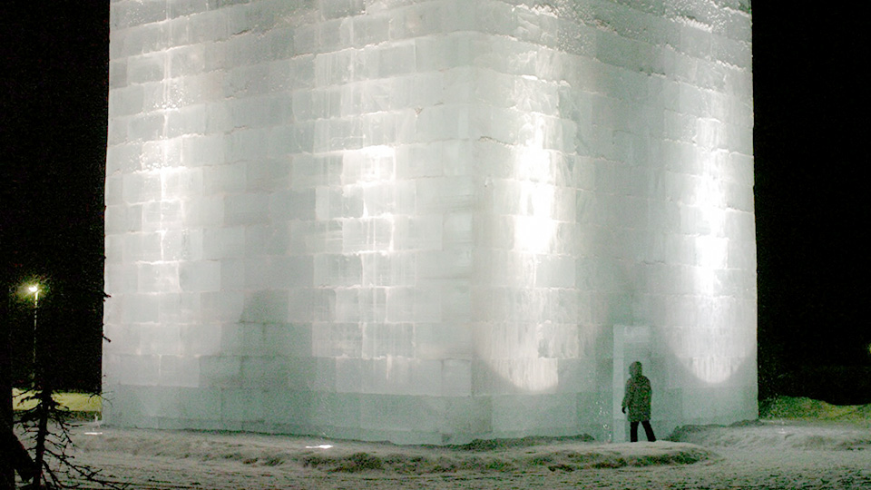 Sinnbildlich für die Eisstadt: eine Schneeskulptur mit dem Titel  "PenalColony 2004" gestaltet von Yoko Ono und Arata Isozaki auf der Schnee-Show der finnischen Stadt Rovaniemi. | © WDR/dpa