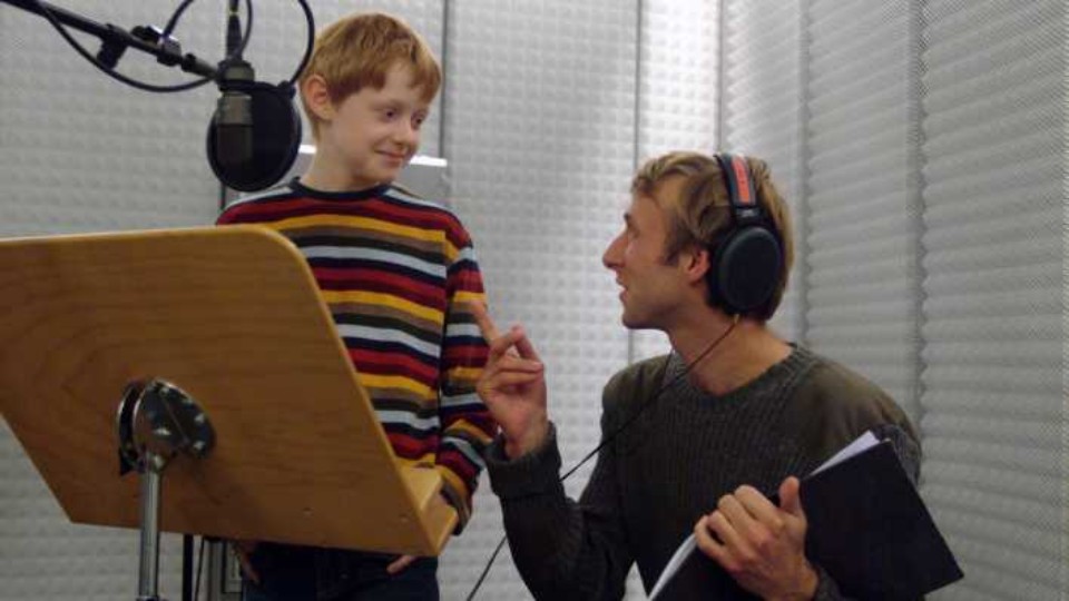 Regisseur Martin Heindel mit Textbuch (rechts) gibt Leon Vornberger Tipps für die Rolle als "Kind" | © rbb