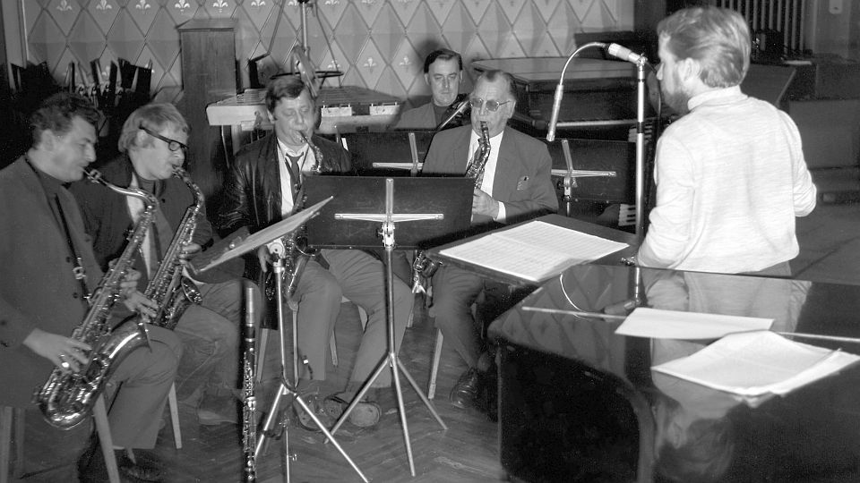 Orchestermitglieder bei der Aufnahme der Hörspielmusik, rechts: Georg Katzer, Komponist und Leiter | © Deutsches Rundfunkarchiv / Gisela Strauß