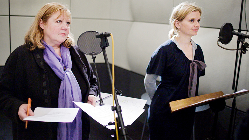 Franziska Troegner als Schultz und Nina Weniger als Serjosha (v.l.) | © Deutschlandradio/Jonas Maron