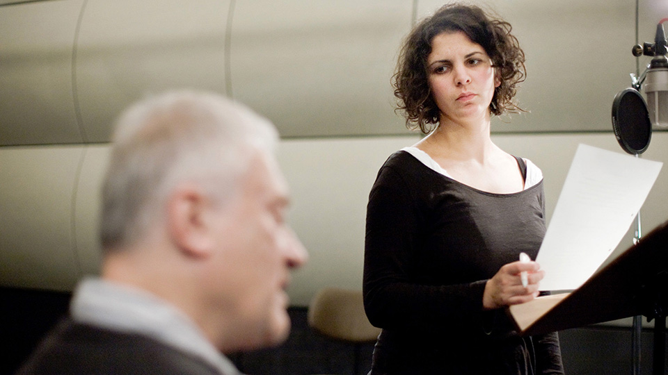 Regisseur Ulrich Gerhardt und Nora Rim Abdel-Maksoud  in der Rolle der Sofia Fuur) | © Deutschlandradio/Jonas Maron