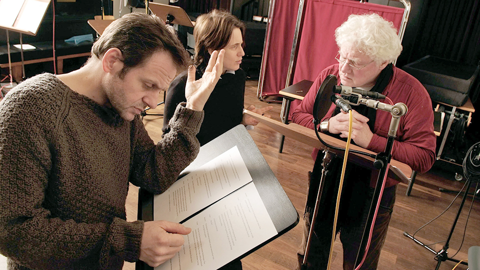 Samuel Finzi als Bernstein, Regisseurin Stefanie Lazai und Friedhelm Ptok als Cooper (v.l.) | © DLR/Sandro Most