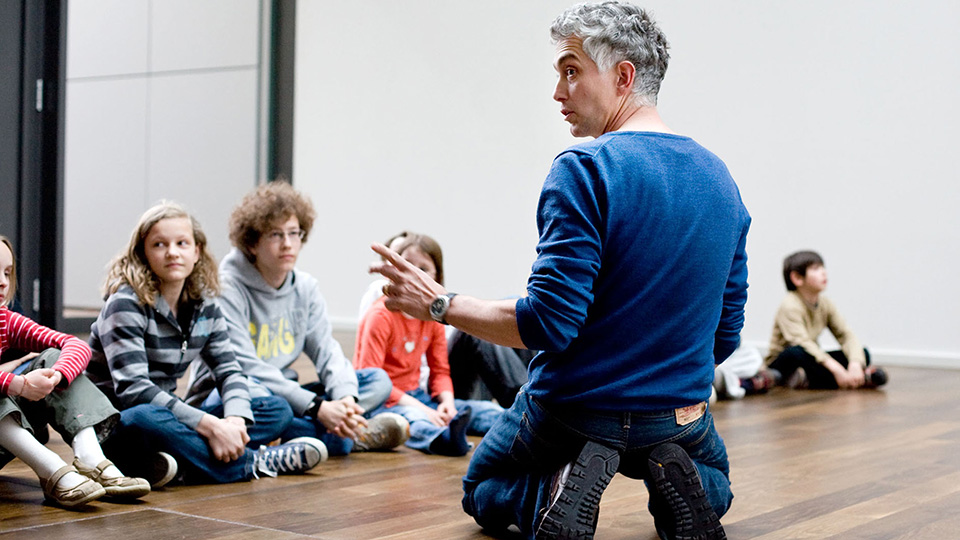 Regisseur Erik Altorfer und mitwirkende Kinder | © DLR/Jonas Maron