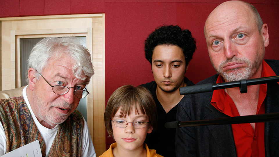 Großvater von Sükhe (Jochen Striebeck), Sükhe (Oskar Köppen), Onur (Omar El-Saeidi) und Neidansur (Josef Tratnik) | © WDR/Sibylle Anneck