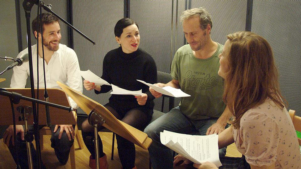 Markus Meyer als Marc, Susanne Sachsse als Marta, Wolfram Koch als Jaume) und Inga Busch als Joana (v.l.) | © rbb/Thomas Ernst