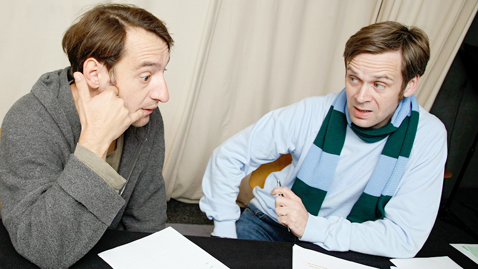 Boris Aljanovic(l.) als Reini, der seinen Telefonanschluss kündigen will, und Matthias Matschke als Agent vom Callcenter | © WDR/Sibylle Anneck