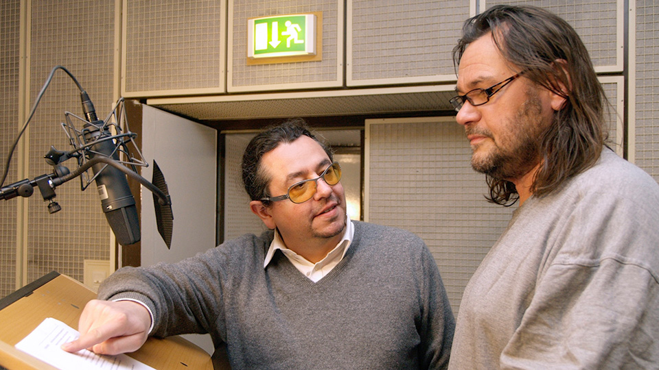 Regisseur Leonhard Koppelmann und Markus John als Der Mann (v.l.) | © NDR/Fritz Meffert