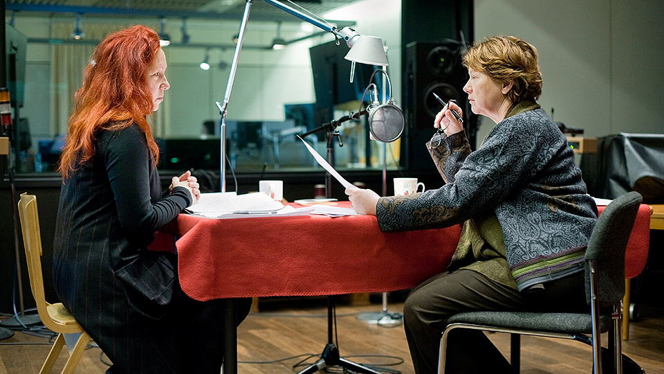 Regisseurin Christiane Ohaus und Imogen Kogge als Erzählerin (v.l.) | © Deutschlandradio/Jonas Maron