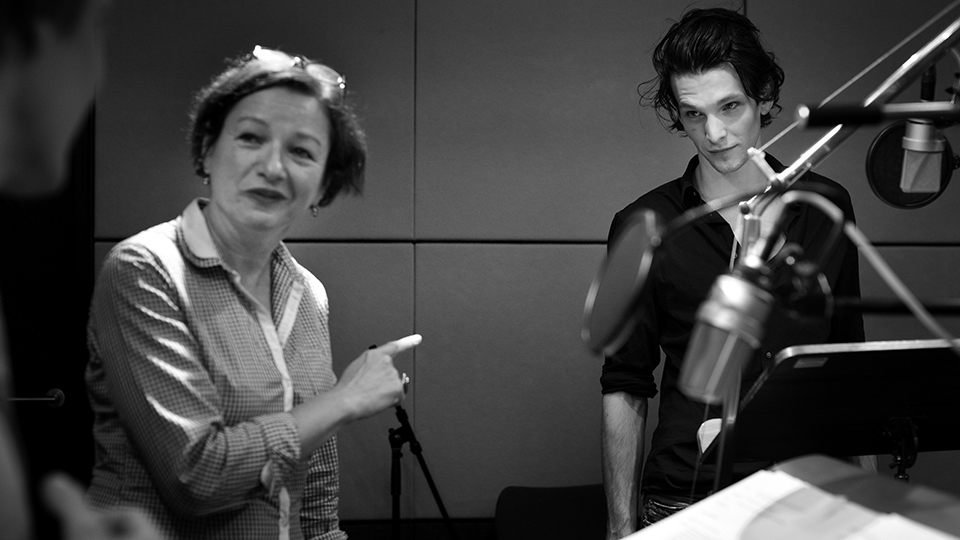 Regisseurin Barbara Liebster und Sabin Tambrea als Silvio | © Deutschlandradio/Anke Beims