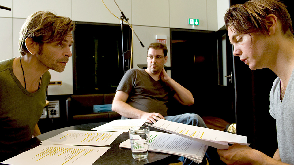 Tonio Arrango als Besucher, Regisseur Martin Schulze und Marek Harloff als Künstler (v.l.) |  DLR/Sandro Most