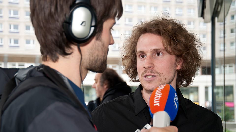 Im Interview für das mobile Hörspielprojekt | © Deutschlandradio - Bettina Straub