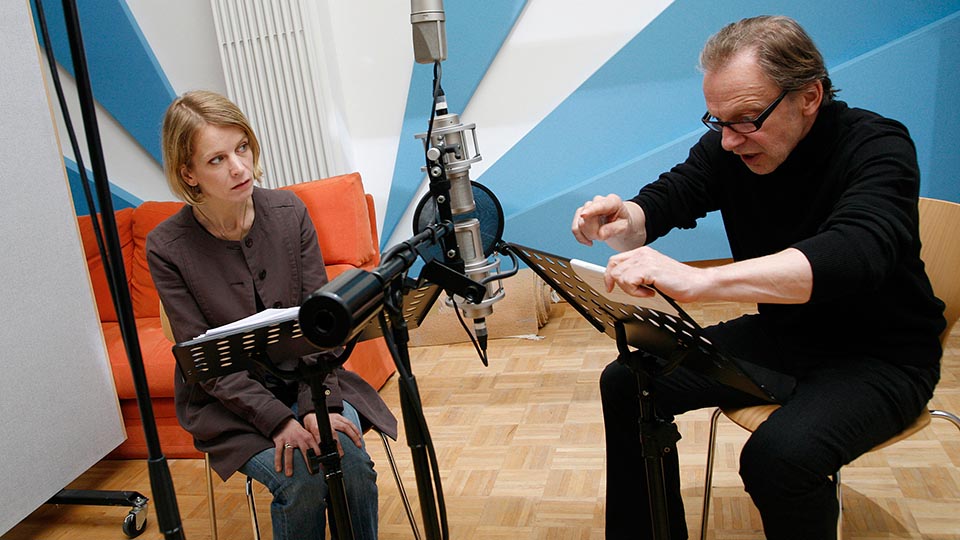 Judith Engel als Senta trifft Hans Kremer in der Rolle ihres Mann Edgar zum Gespräch. | © WDR/Anneck