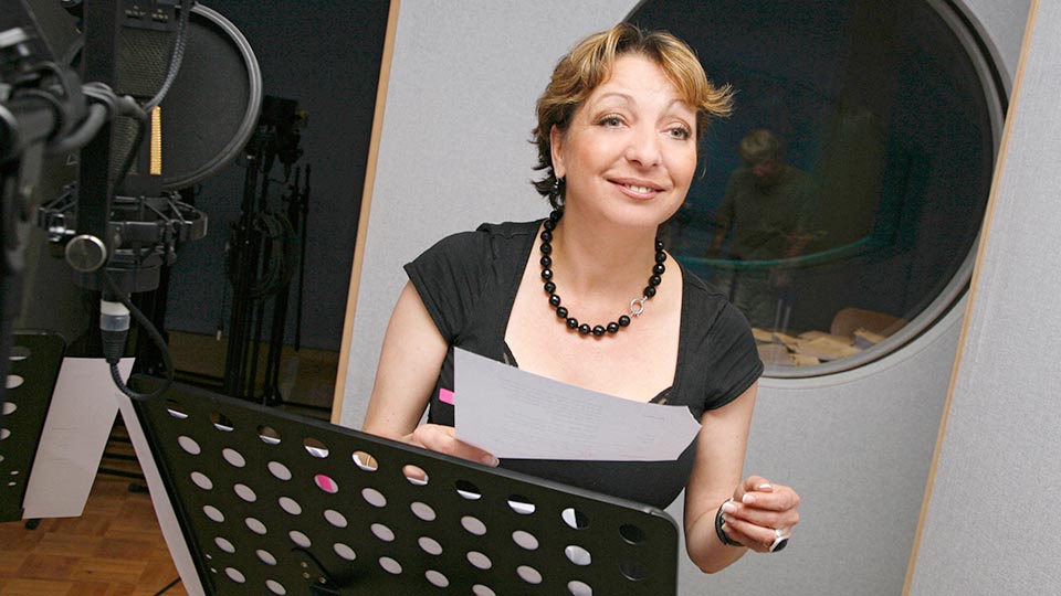Manon Straché in der Rolle der resoluten Asta Thundersley | © WDR/Sybille Anneck