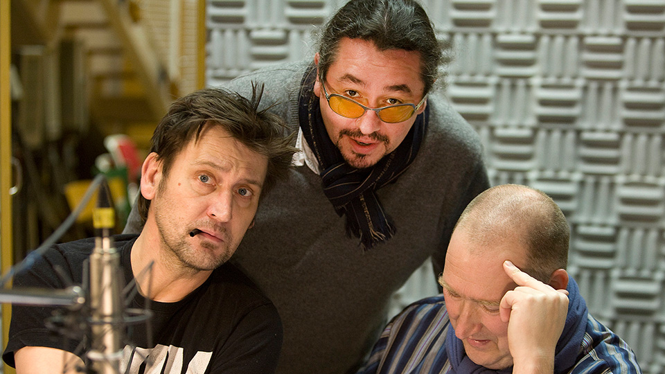 Ingo Naujoks als Blum, Regisseur Leonard Koppelmann und Simon Van Parys als Ted (v.l.) | © SWR/Monika Maier