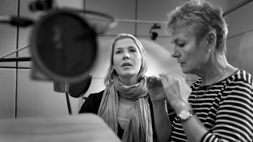 Lena Vogt als Marie und Regisseurin Ulrike Brinkmann (v.l.) | © Deutschlandradio/Anke Beims