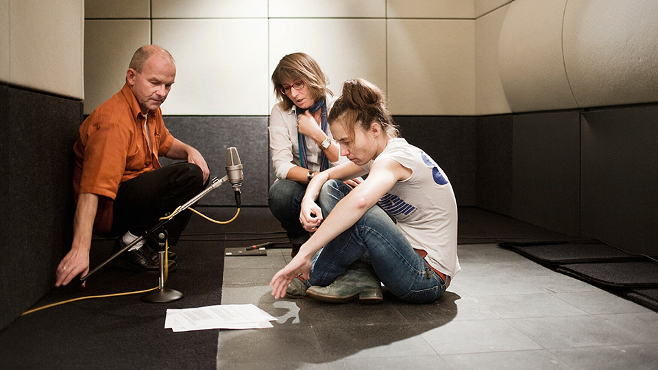Studiotechniker Bernd Friebel, Regisseurin Irene Schuck und Katja Bürkle (v.l.)  | © Deutschlandradio/Jonas Maron