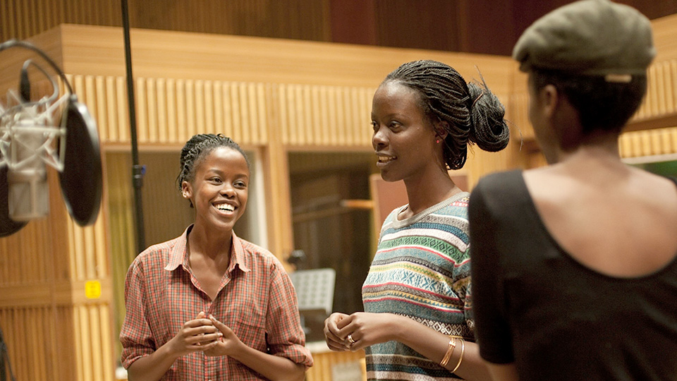 Amanda Mukasonga; Anna Dushime und Amelia Umuhire (v.l.) | © Deutschlandradio/Anke Beims