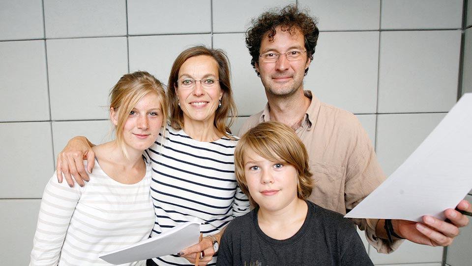 Johanna Bergmann als Antons Schwester Fanni, Caroline Schreiber als seine Mama, Gereon Nußbaum als Vater und Jakob Göss als Anton (v.lr.) | © WDR/Sybille Anneck