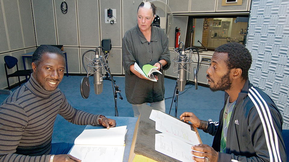 Mandjou Doumbia als Achille, Regisseurin Susanne Amatosero und Ibrahima Sanogo als Henri (v.l.) | © NDR/Fritz Meffert