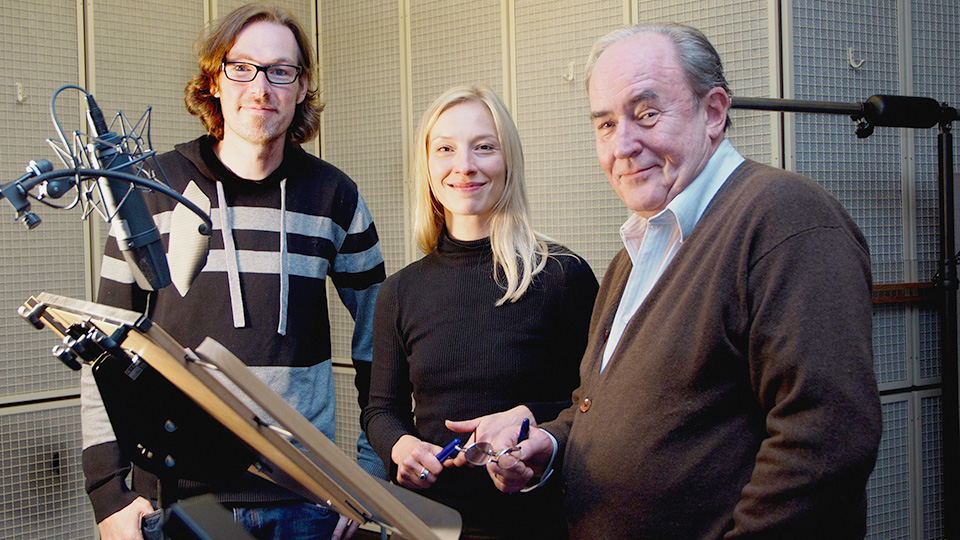 Regisseur Sven Stricker, Sandra Borgmann als Bettina Breuer und Michael Prelle als Frank Großklaus (v.l.) | © NDR/Fritz Meffert