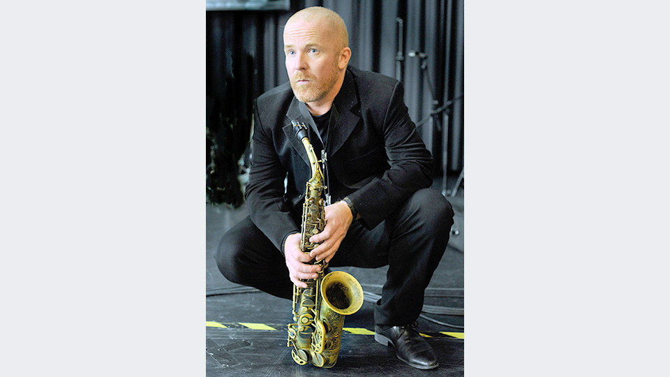 Saxophonist Hayden Chisholm, im Hörspiel ist er einer der Hauptdarsteller und steuert seine Musik bei. | © WDR/SWR/Manfred Rinderspacher
