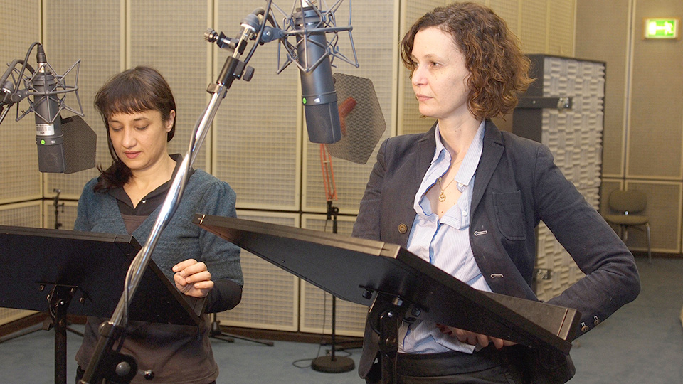 Meriam Abbas als Chiara Bartholdy und Mira Partecke als Lynn Zapatek (v.l.) | © NDR/Fritz Meffert