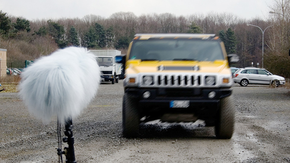 Stunt Aufnahmen mit einem "Militärfahrzeug" | © WDR/Freya Hattenberger