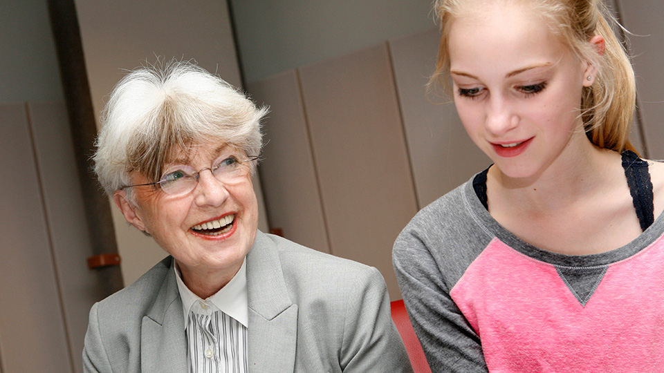 Nicole Heesters (l.) spricht die Oma Eule und Elisabeth Juhnke ist Anu  | © WDR/Sibylle Anneck