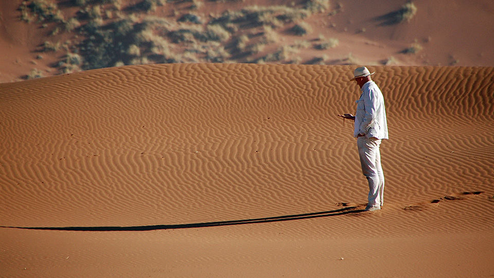 Kai-Uwe Kohlschmidt in der Wüste Namibias | © rbb/Kai-Uwe Kohlschmidt/privat