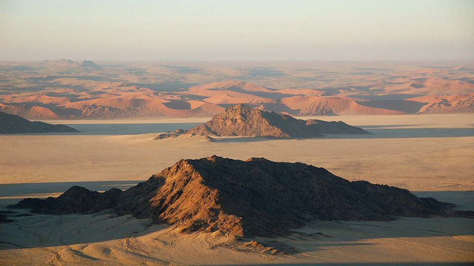 Die Namib-Wüste von einem Ballon aus gesehen | © rbb/Kai-Uwe Kohlschmidt/privat