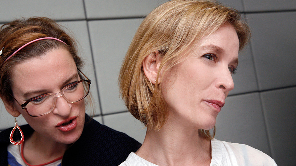 Inga Busch in der Rolle der Alicia und Judith Engel als Katastrophen-Fee | © WDR/Sibylle Anneck