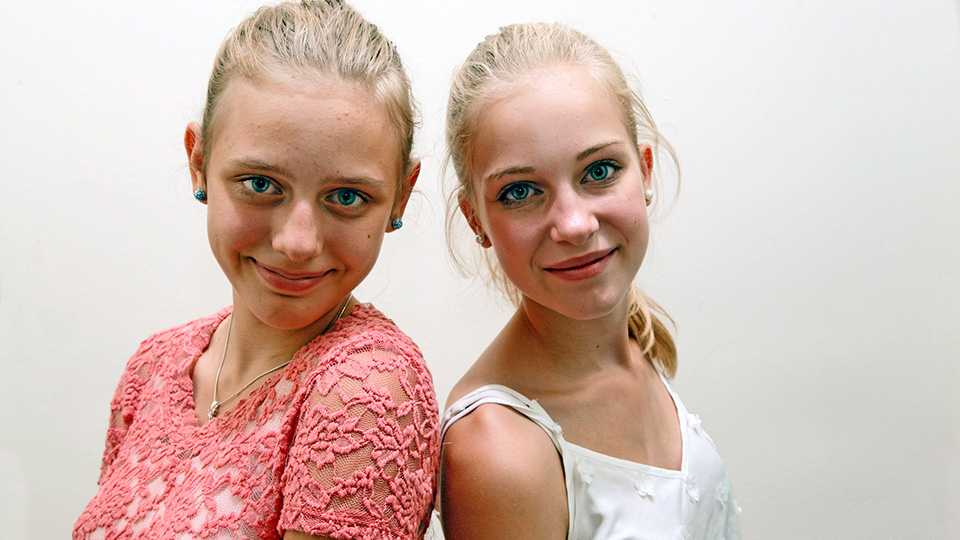 Das Zwillingspaar Hannah (Elisabeth Juhnke, r.) und Jette (Seraphina Bujanowski) | © WDR/Sibylle Anneck