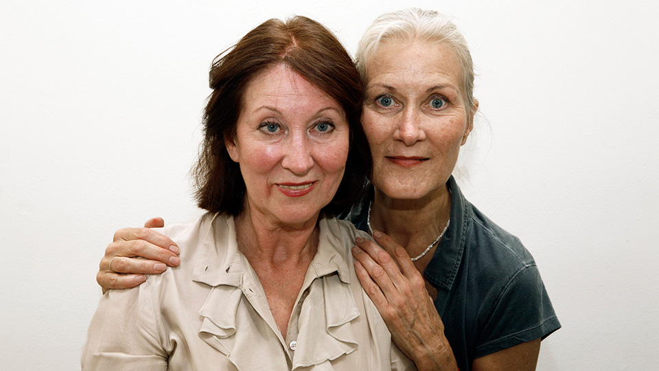 Die Zwillings-Schamaninnen Ta (Susanne Tremper, l.) und Uma (Hedi Kriegeskotte) | © WDR/Sibylle Anneck
