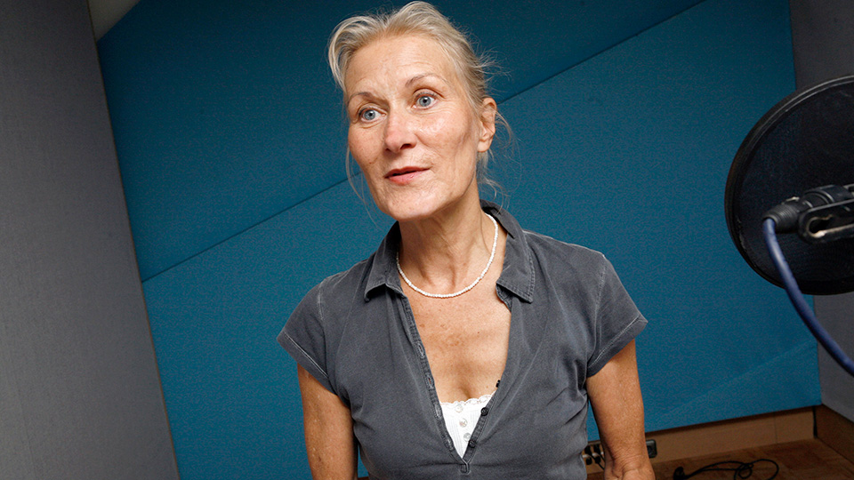 Hedi Kriegeskotte spricht die Rolle von Elena Fassbender, der Frau des Chefs. | © WDR/Sibylle Anneck