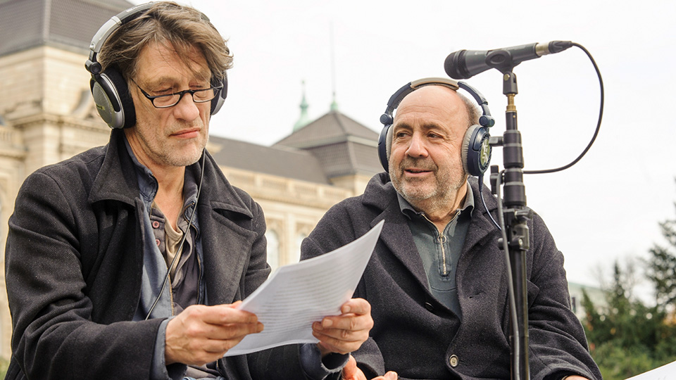 Wolfgang Michael in der Rolle des Erzählers und Gerd Wameling als Campion (v.l.) | © Sandro Most / Deutschlandradio