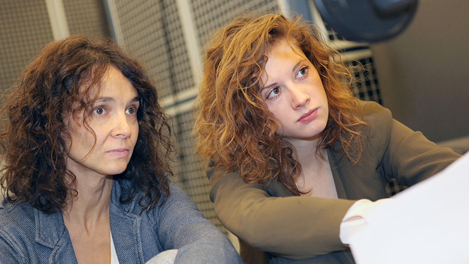 Eva Maria Arteaga (l.) als Consuela und Julia Riedler als Karina | © WDR/Sibylle Anneck