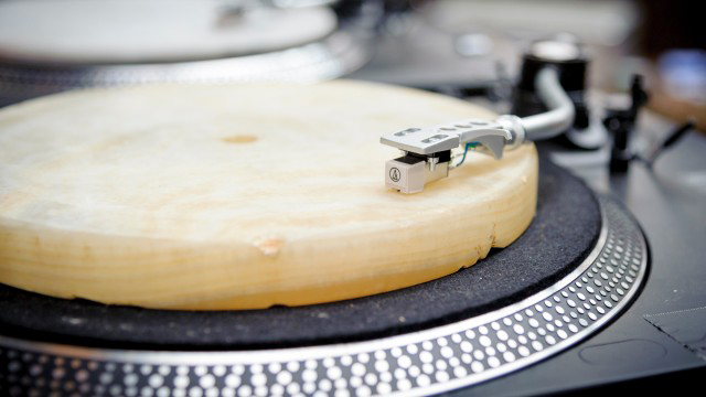 Eine Marmorplatte auf einem Plattenspieler vertont Windintensitäten. | © Deutschlandradio