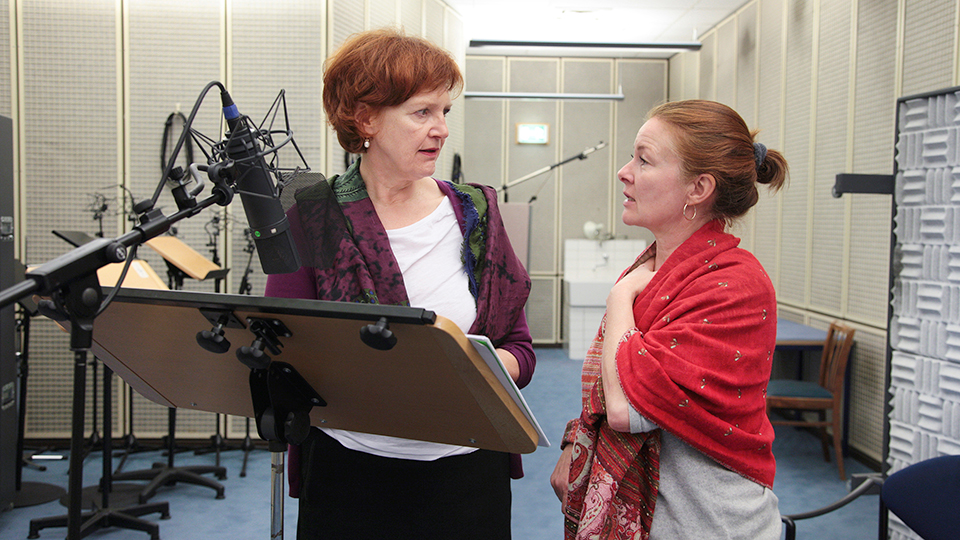 Regisseurin Andrea Getto (l.) und Lina Wendel als 1. Frauenstimme | © NDR/Jann Wilken