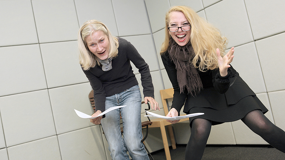 Hedi Kriegeskotte als Miranda und Christin Marquitan als Ruth Kohn (v.l.)  | © WDR/Sibylle Anneck