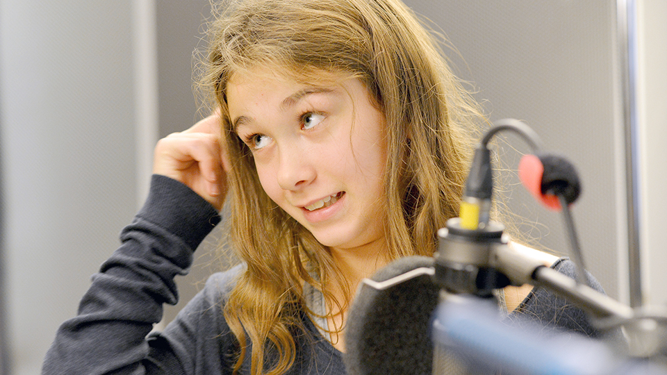 Mia Clara Oehring spricht die Rolle der neunjährigen Greta. | © rbb/Thomas Ernst