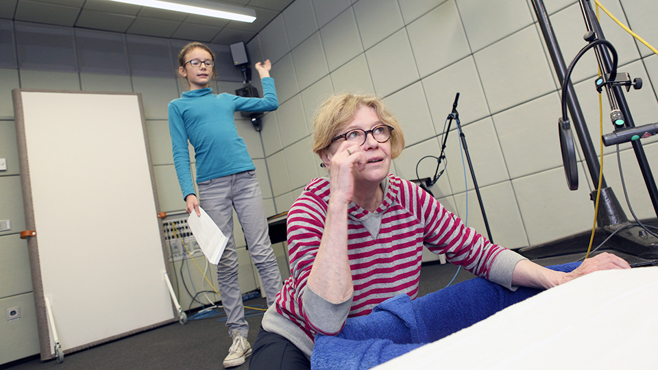 Lisa Kreuzer in der Rolle der Grete (v.) und Eldrid Fettweis als Maja (h.) | © WDR/Sibylle Anneck