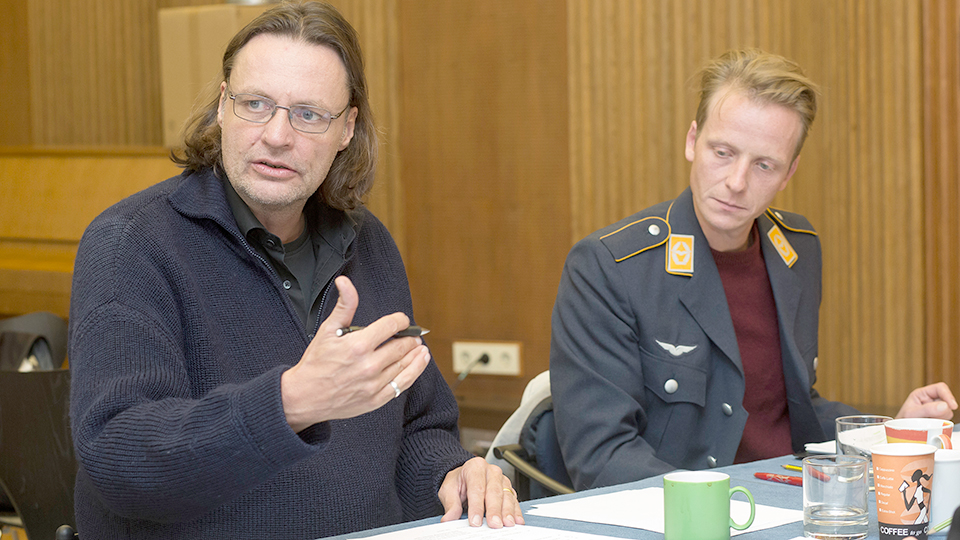 Regisseur Ulrich Lampen (l.) und Jakob Diehl als der angeklagte Luftwaffenmajor Lars Koch | © NDR/Cordula Kropke
