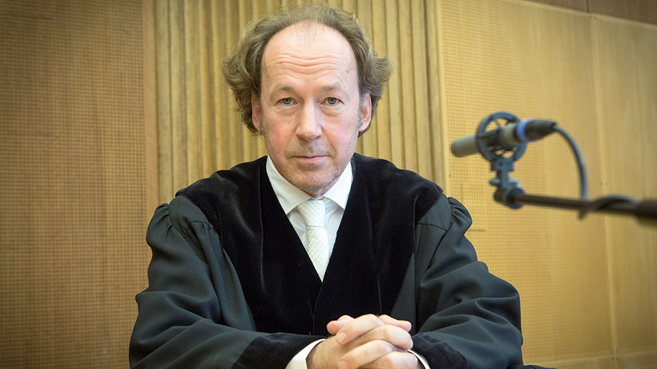 Ulrich Noethen in der Rolle des Vorsitzenden Richters | © NDR/Cordula Kropke