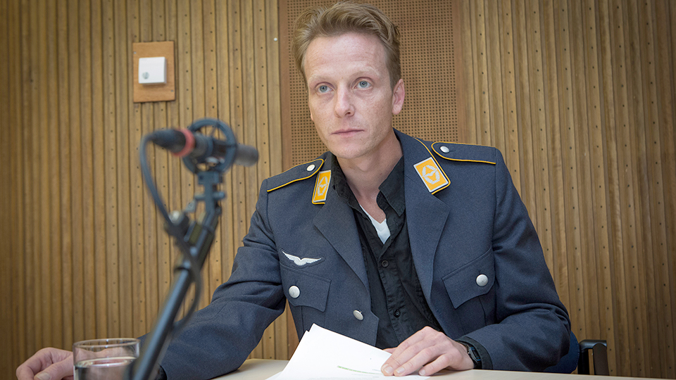 Jakob Diehl in der Rolle von Lars Koch, dem angeklagten Major der Luftwaffe | © NDR/Cordula Kropke