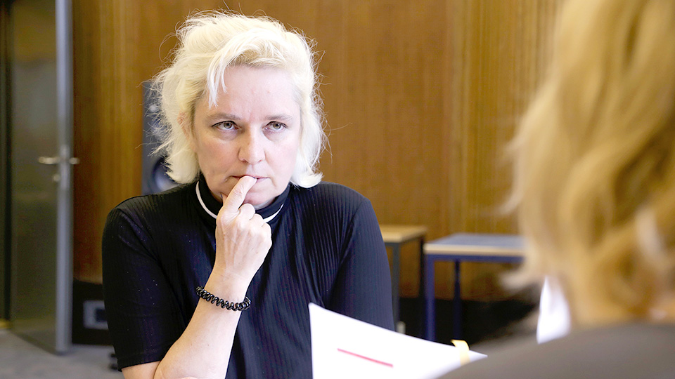 Mariola Brillowska, Performerin, Kunstprofessorin, Hörspielautorin reiste im Sommer 2015 nach Sopot, um sich um das Erbe ihrer verstorbenen Tante zu kümmern. | © NDR/Jann Wilken