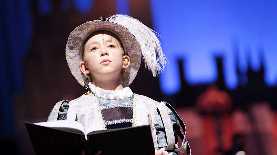 Der 12-jährige Friedemann Weber verkörpert den Prinzen Edward: Dieser ist von Reichtum und Bediensteten umgeben und kleidet sich in Samt und Seide. | © NDR / Micha Neugebauer