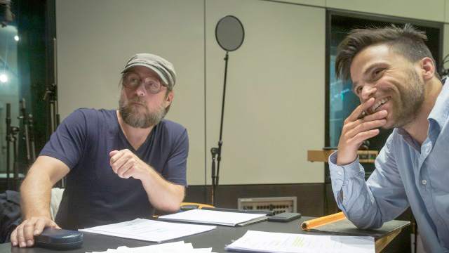 Bjarne Mädel in der Rolle des Niklas Hesse und Karim Cherif als Ermittler Faris Iskander (v.l.) | © Deutschlandradio / Sandro Most